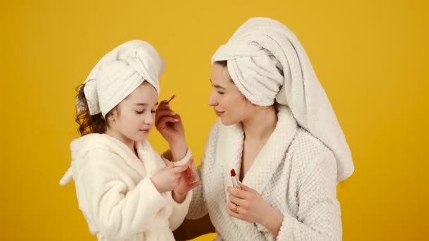 Μητέρα και κόρη με ρόμπες κάνουν μακιγιάζ — Αρχείο Βίντεο