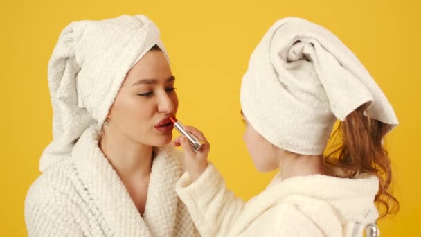 Madre e hija en túnicas haciendo maquillaje — Vídeos de Stock