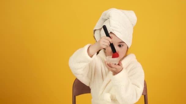 Милая веселая девушка носить бирюзовое полотенце снять макияж изолированы — стоковое видео