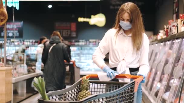 Női tisztító fogantyú bevásárlókosár nedves törlőkendővel — Stock videók