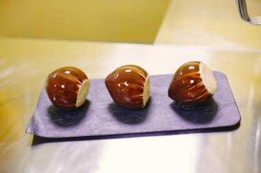 Mutfakta şekerleme yapan bir kadın.