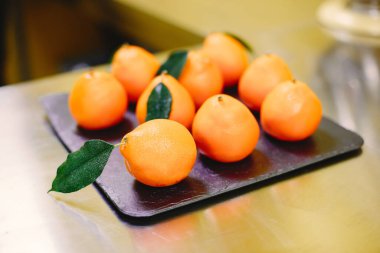 Mutfakta şekerleme yapan bir kadın.