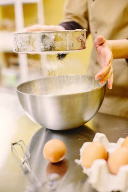 Karıştırıcı ile çalışan kadın pastacı