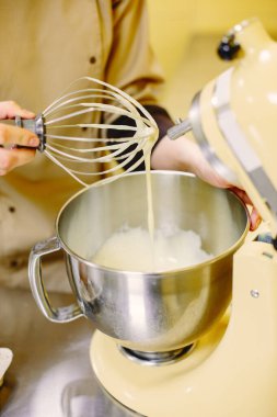 Karıştırıcı ile çalışan kadın pastacı