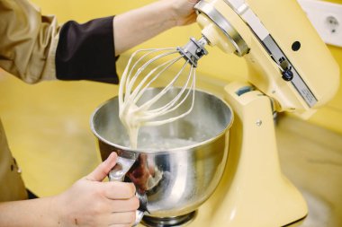 Karıştırıcı ile çalışan kadın pastacı
