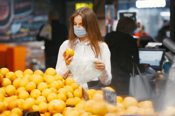 Жінка в медичній масці в супермаркеті — стокове фото