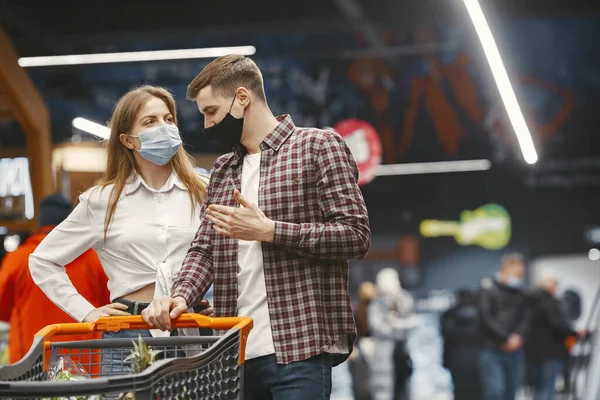 Люди в медичній масці в супермаркеті — стокове фото