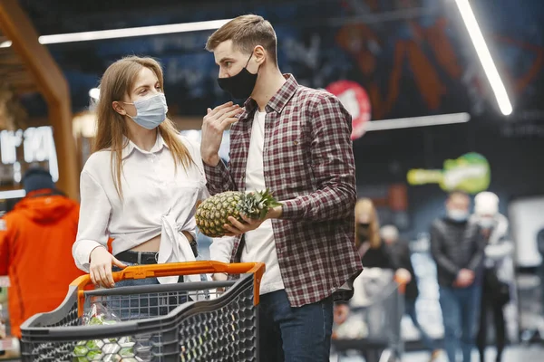 Люди в медичній масці в супермаркеті — стокове фото
