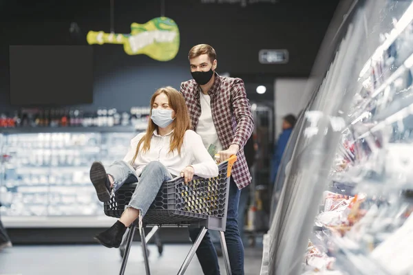 Personas con máscara médica en un supermercado — Foto de Stock