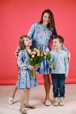 Çocuklar annelerine çiçek verir lale