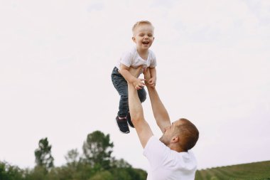 Yaz tarlasında oynayan sevimli bir aile.