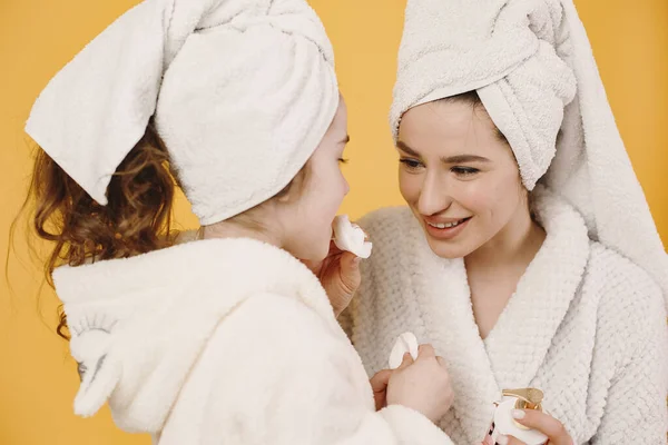 Mãe e filha fazendo cosméticos de maquiagem — Fotografia de Stock