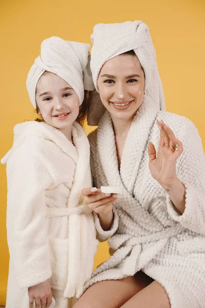 Mãe e filha fazendo cosméticos de maquiagem — Fotografia de Stock