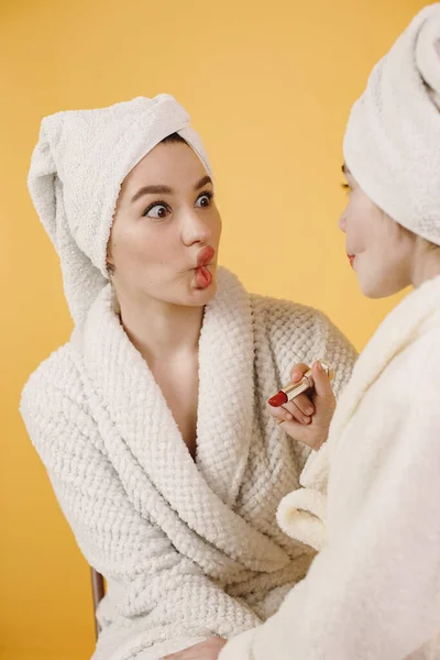 Mãe e filha fazendo cosméticos de maquiagem — Fotografia de Stock