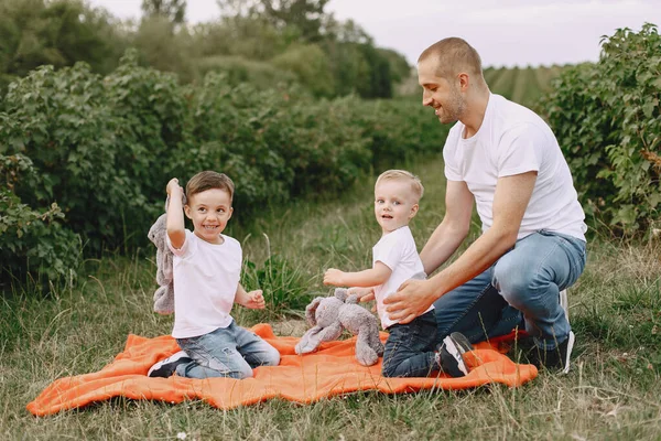 Мила сім'я грає в літньому полі — стокове фото