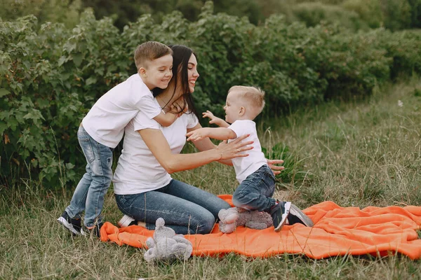 Leuke en stijlvolle familie in een zomerpark — Stockfoto