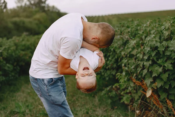 Yaz tarlasında oynayan sevimli bir aile. — Stok fotoğraf