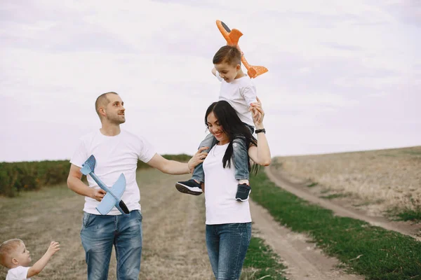 Сімейні прогулянки в полі і гра з іграшковим літаком — стокове фото