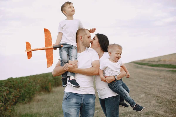 家族は野原を歩き、おもちゃの飛行機で遊ぶ — ストック写真