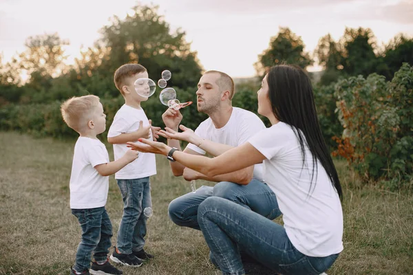 Yaz tarlasında oynayan sevimli bir aile. — Stok fotoğraf