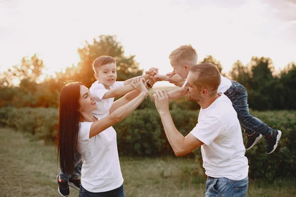 Linda familia jugando en un campo de verano — Foto de Stock
