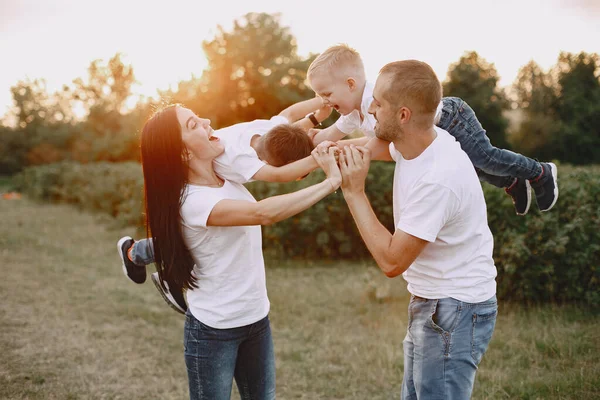 Linda familia jugando en un campo de verano — Foto de Stock