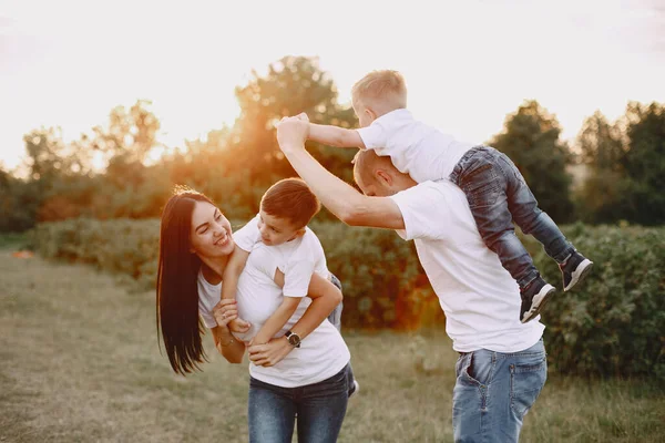 Linda familia jugando en un campo de verano — Foto de Stock