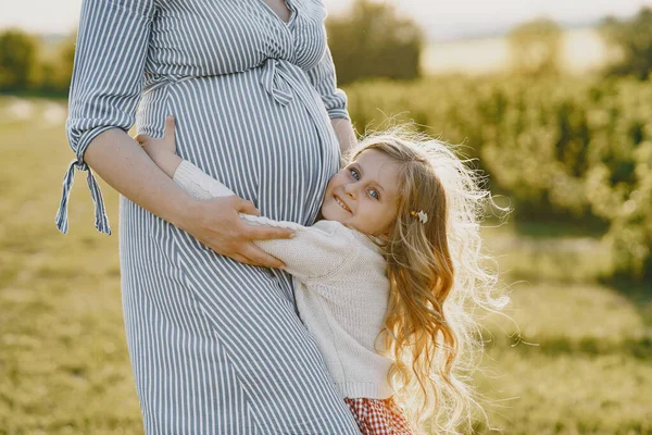 Hamil ibu dengan putrinya di lapangan — Stok Foto