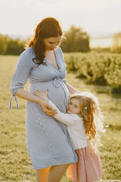 Hamil ibu dengan putrinya di lapangan — Stok Foto