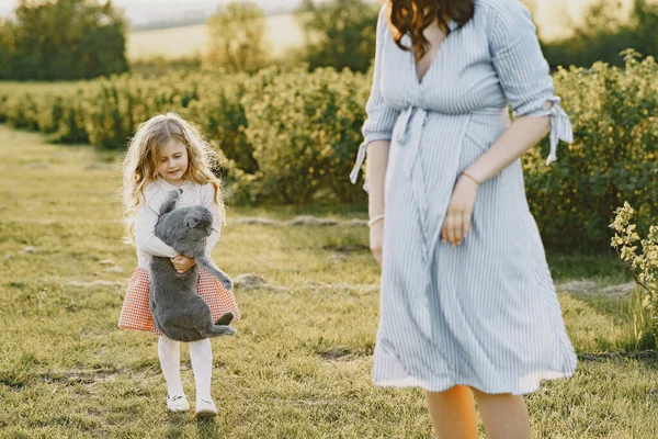 Mère enceinte avec sa fille dans un champ — Photo