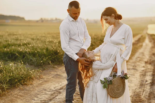 Familia con hija pequeña pasando tiempo juntos en el campo soleado —  Fotos de Stock