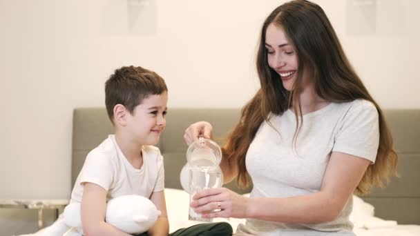 Madre e hijo bebiendo agua por la mañana — Vídeos de Stock