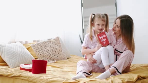 Cadeau d'ouverture mère-fille le jour de la fête des mères — Video