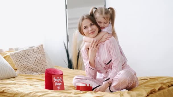 Mãe e filha presente de abertura no dia das mães — Vídeo de Stock