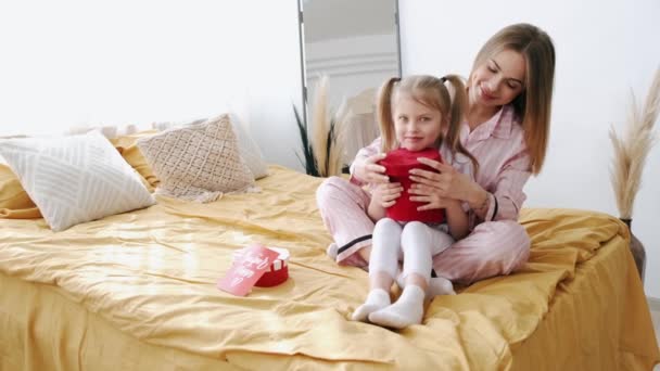 Mutter und Tochter eröffnen Geschenk zum Muttertag — Stockvideo