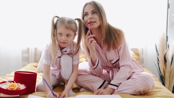 Madre e hija regalo de apertura en el día de las madres — Vídeos de Stock