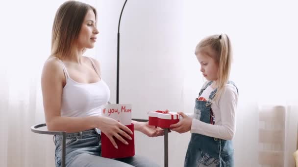 Mor morer seg med datter på mødredagen – stockvideo