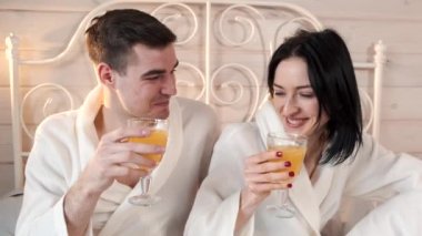 Mutlu gençler gülüyorlar sohbet ediyorlar yemek yiyorlar.