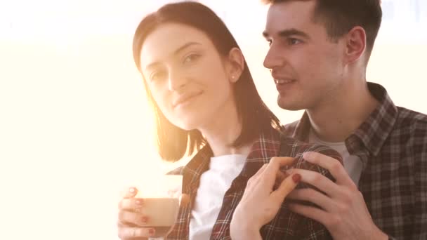 Щаслива молода пара проводить разом Валентинів — стокове відео