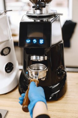 Kahve yapmak için tutacağa öğütülmüş kahve.