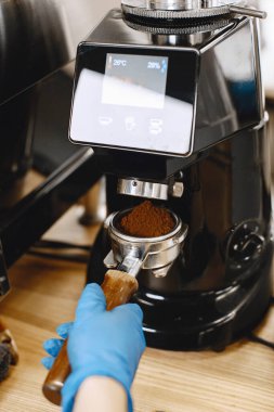 Kahve yapmak için tutacağa öğütülmüş kahve.