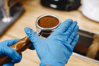 Kahve yapmak için tutacağa öğütülmüş kahve.