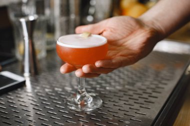 Barstikte kırmızı bir kokteyl.