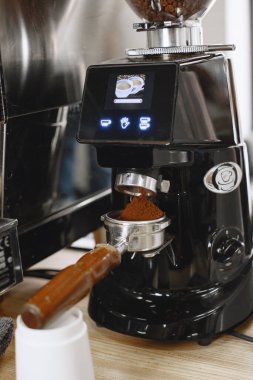 Kahve yapmak için tutacağa öğütülmüş kahve.