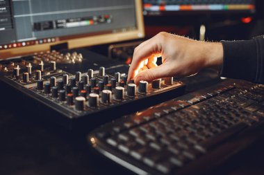 Ses kayıt cihazıyla stüdyoda çalışan bir adam.