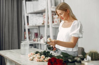 Fürist stüdyoda güzel bir buket yapar.