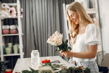 Fürist stüdyoda güzel bir buket yapar.