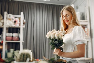 Fürist stüdyoda güzel bir buket yapar.