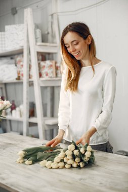 Fürist stüdyoda güzel bir buket yapar.