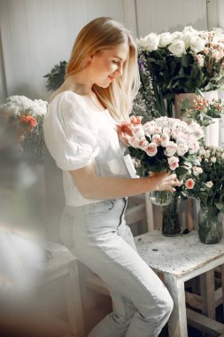 Fürist stüdyoda güzel bir buket yapar.